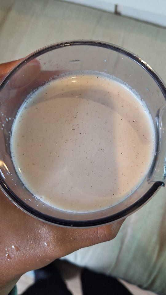 Passion lait d'amande 😍

Faut soit même c'est tellement un délice !

Je suis pas fan des boissons lactée, encore moins en brique (sauf pour les boissons chaudes type chaï ou chocolat au lait). Mais ça 🥰🥰🥰

J'ai souvenir de cette couchsurfeuse à Paris qui m'avais hébergé. Elle faisait les laits pour la semaine pour ses enfants végétaliens, et même des glaces. 
Son lait noisette chocolat, son lait d'amande, le lait à la pistache 😍😋 
Miam ! Que de choses délicieuses. 

Pour le coup niveau régularité c'est plutôt une fois par mois ici. 
Mais même dans le van je continue ! Au mixeur plongeant ou dans mon extracteur de jus qui le fait aussi très bien. 

Et toi tu as déjà fait ton lait végétal ? 
C'est quoi ta recette préférée ? 

Si tu veux savoir comment faire, commente LAIT VÉGÉ et je t'envoie la recette du lait d'amande 🌱

Ça commence par une petite action, un test. Et parfois tu y prends goût et ça deviens une habitude. Saine en plus ✨️

🌸 Amélie NaturoDoula 

#laitvegetal #lait #laitdamande #sanslait #sanslaitsansgluten #sanslactose #laitdor #chocolataulait #faitmaisoncestmeilleur👍 #avecamour #franchecomte