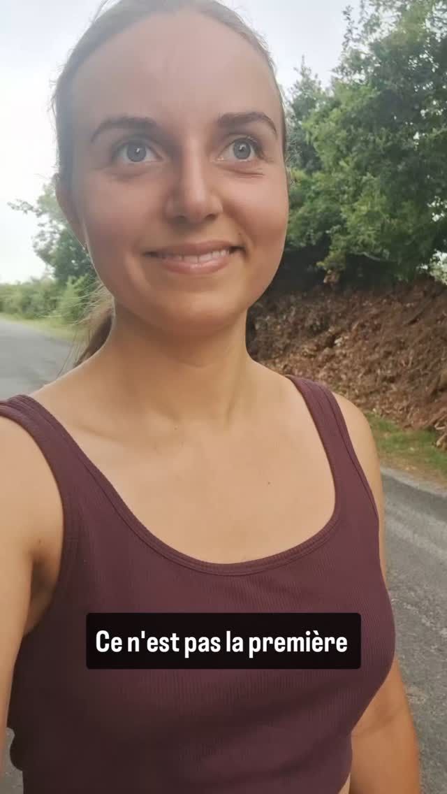 3e séance de course à pied réalisée a l'instant ! Ca fait un bien fou, je me sens vivante.

Et pourtant c'est aussi parce que je me sens en vie, que je sors du mode de survie de plus en plus que mon corps est de nouveau capable d'encaisser ces séquences intenses. 

Après des années en hypothyroïdie, il remonte bien la pente ! 

C'est une habitude que je perds vite. J'aimerais bien cette fois qu'elle reste dans ma vie. Mais on verra. Pour le moment elle est présente de plus en plus souvent et c'est ça qui compte. C'est fluide, presque facile pour moi. 
Je ne me blesse plus, j'arrive a être à l'écoute, à partir la plupart du temps sans musique a être pleinement présente.

Si toi aussi tu veux que je t'accompagne à accéder à la meilleure version de toi et à mettre en place de nouvelles habitudes de vie pour aller dans ce sens, eh bien je suis là ! 

Viens en discuter en mp ou en commentaire 😁

Et pour ceux qui veulent reprendre la course allez voir @campus.coach  c'est une pépite ! Le premier programme de base est offert 😍

#courseapieds #equilibrehormonal #coachingaufeminin #course #naturopathie #atonrythme #recetteshealthy #prendresoindesoi #nouvelleshabitudes #prendresoindesoi #modedevie #modesurvie