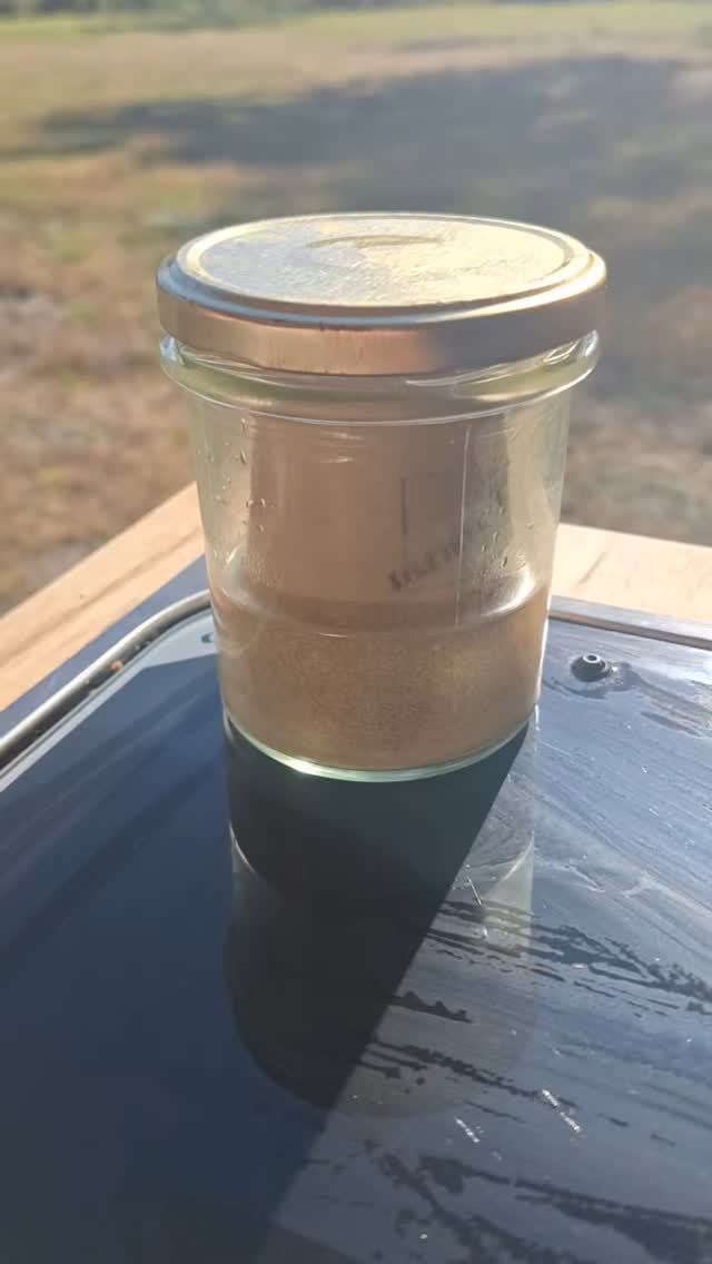 S'adapter 🌸
En van c'est notre quotidien
Et en même temps souvent notre rythme le permet.
On prends le temps qu'il faut ! ✨️

Batterie en panne = pas de frigo 

J'ai trouvé une solution : le beurrier à eau 😁

Ça fonctionne hyper bien ☀️ 

Après des années à limiter le beurre, je l'ai réintroduit Cru de préférence, de très bonne qualité, bio, et ça passe très bien !

Le beurre est un des produits laitiers le plus intéressant : bonnes graisses, vitamines A, D.

En petite quantité, au petit déjeuner. Il va même contribuer à équilibrer la glycémie d'une ou 2 tranches de pain 🍞 

Bref on s'adapte 😁

Dis- moi en commentaire si tu connaissais cette astuce 🌱

Et si tu penses que tu as peut être une intolerance aux produits laitiers, on en parle en mp ?

🌸Amélie NaturoDoula 

#beurre #sansfrigo #conservation #aliments #nutrition #dansleau #été #canicule #grossestemperatures #ilfaitchaud #astucesmaisons #astucecuisine #sanslait